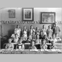 035-0082 Schulklasse in Gundau 1936 (hintere Reihe Mitte Frida Kraass).jpg
